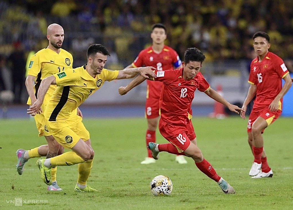 Cầu thủ số 12 tuyển Việt Nam vượt qua hậu vệ Malaysia trong trận thua 0-4 tại vòng loại Asian Cup 2027.